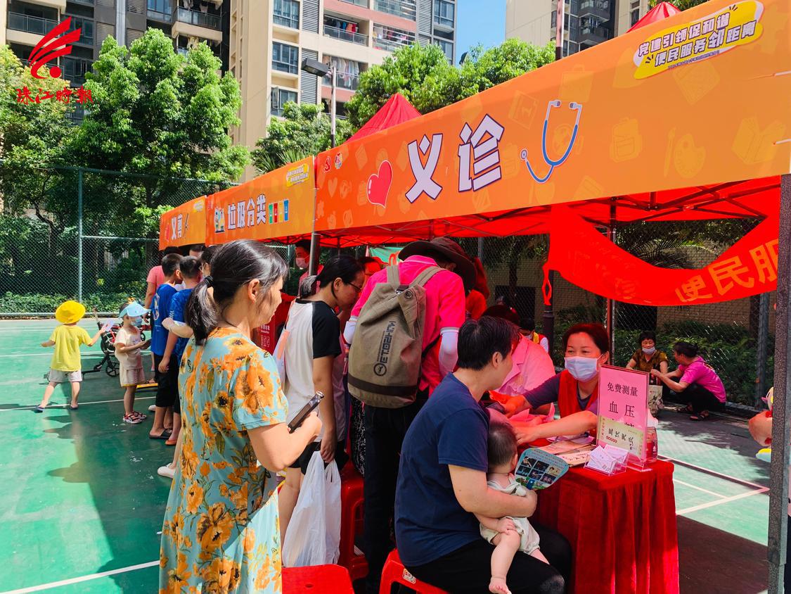 志愿便民服务摊位前人头涌动。.jpg