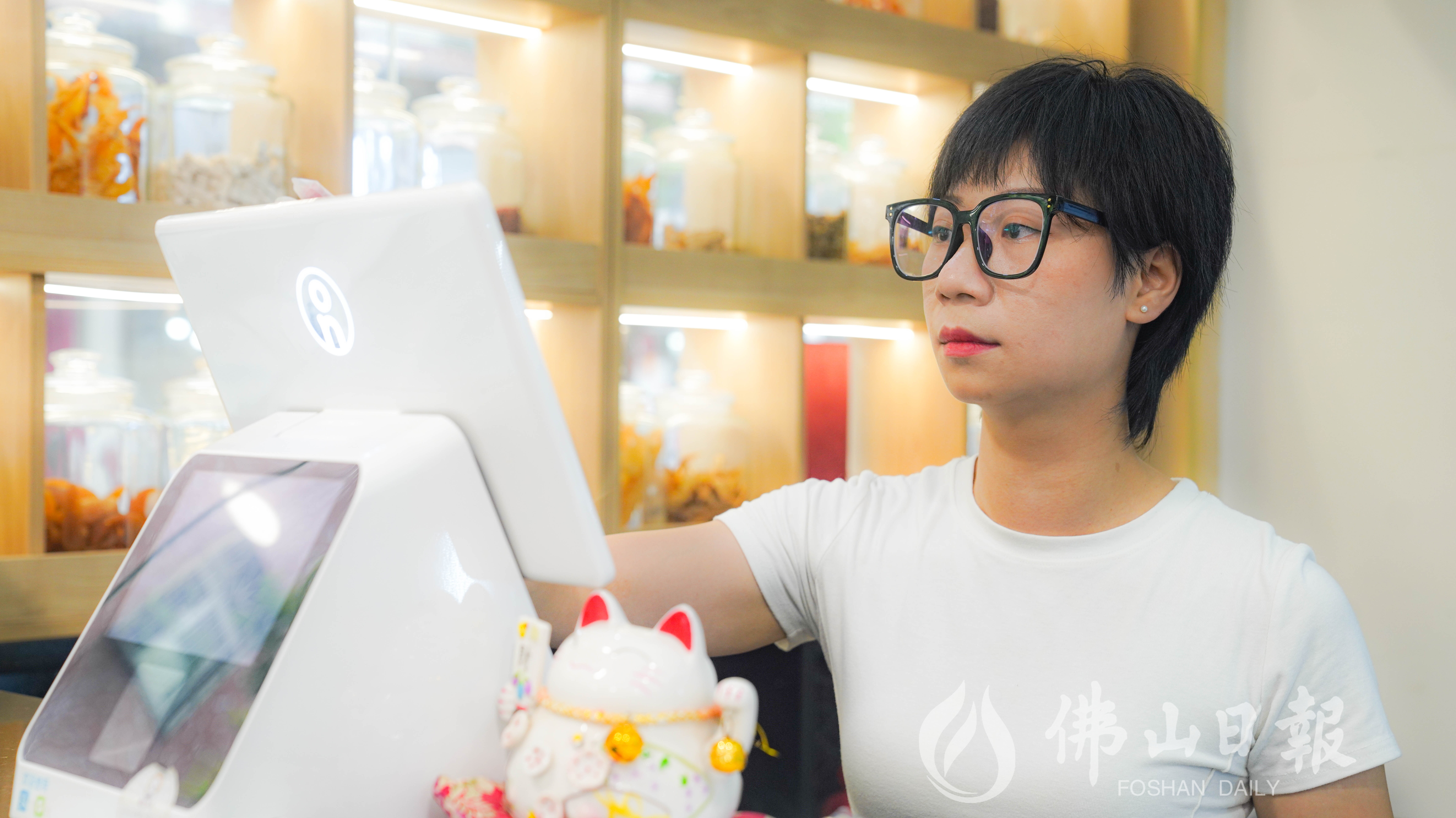 汤小姐在机器上输入点单信息。(5840278)-20230822185414.jpg