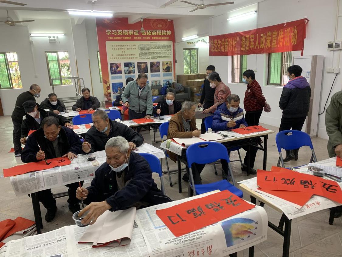 活动现场,老兵书法爱好者们挥毫泼墨。通讯员供图.png
