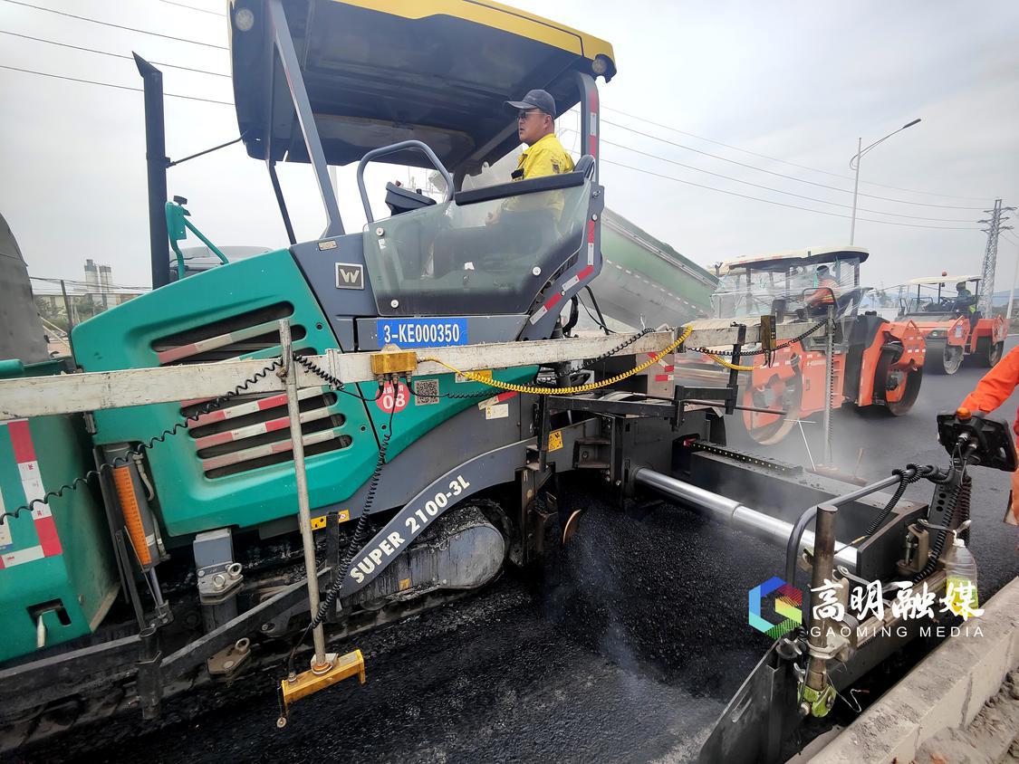两台沥青摊铺机正在进行路面摊铺.jpg