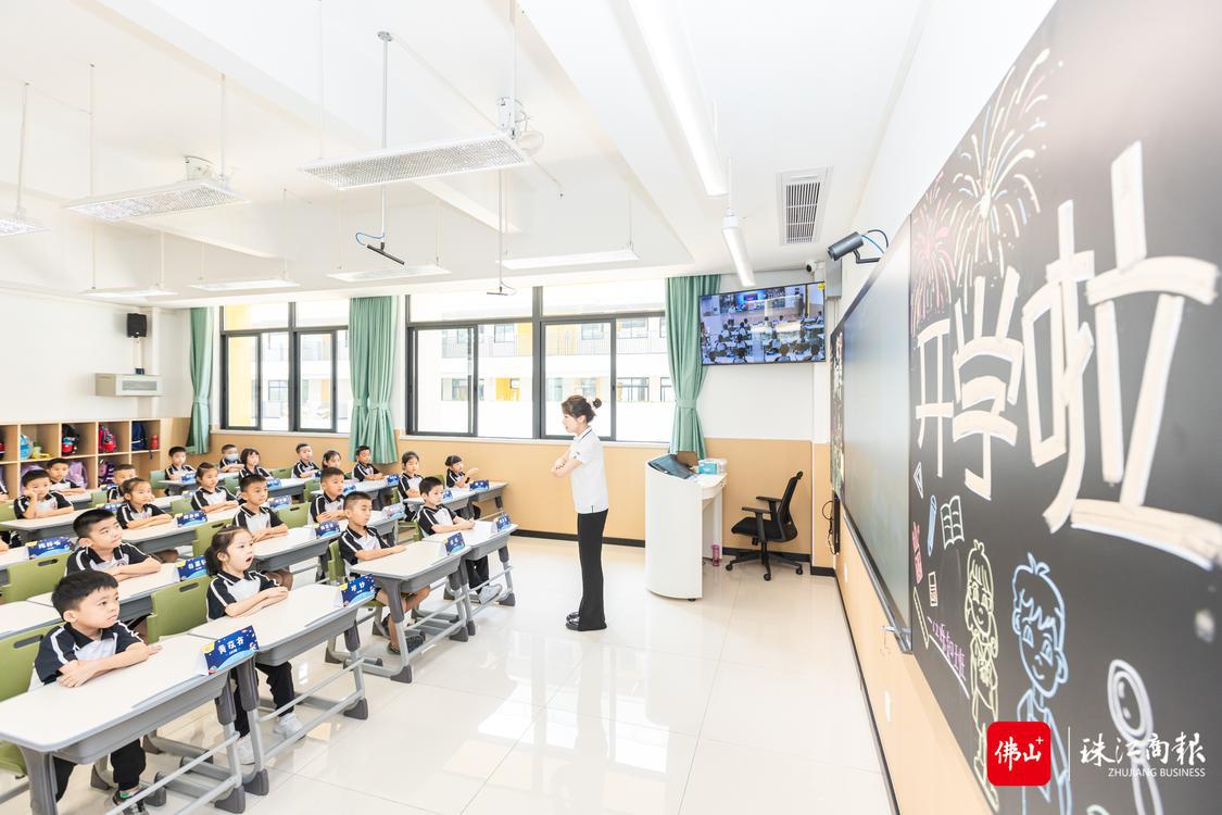 8月31日，华东师范大学附属顺德美的学校正式开学，一年级（2）班的同学们正在收看开学典礼。珠江商报记者林安迪摄.jpg