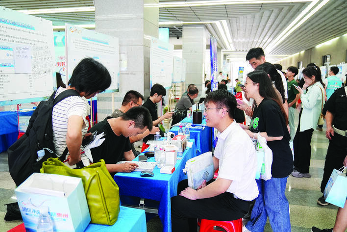 高校青年才俊们在招聘会现场与意向企业交流。惠州日报记者罗剑业 摄