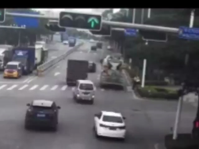 南海有一名外卖小哥送餐途中,因贪快驾驶电动自行车汇入主路,撞上一辆搅拌车。(佛山日报记者王旖荻制作)