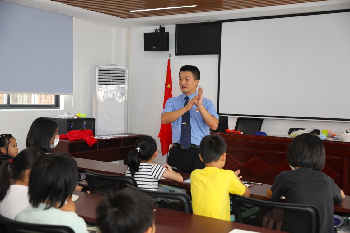 三水区检察院检察干警马程龙向学生授课。通讯员供图.jpg
