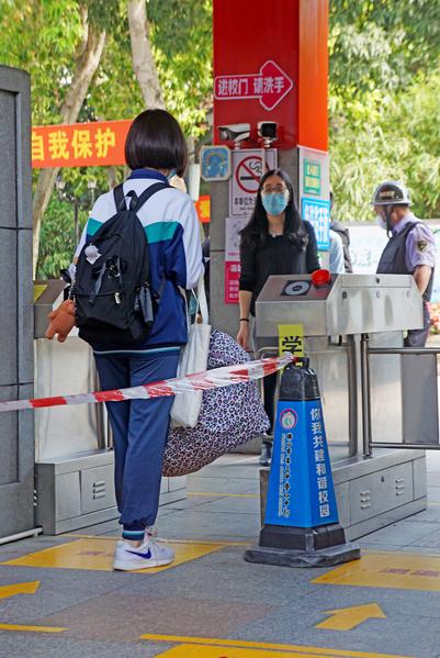 佛山三中初中部学生有序走进校园。/佛山日报记者谭兼之摄