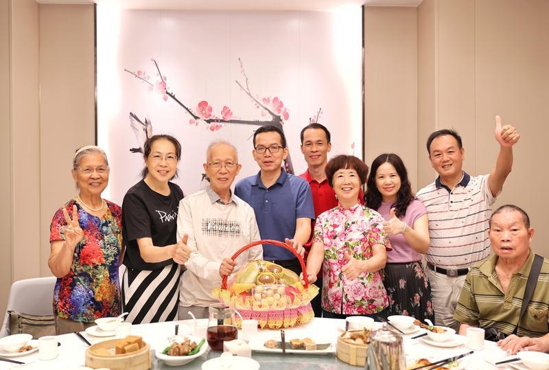 教师节,荣山中学校领导慰问退休党员及参加退休党支部的组织生活。/佛山日报摄影俱乐部徐懿君摄