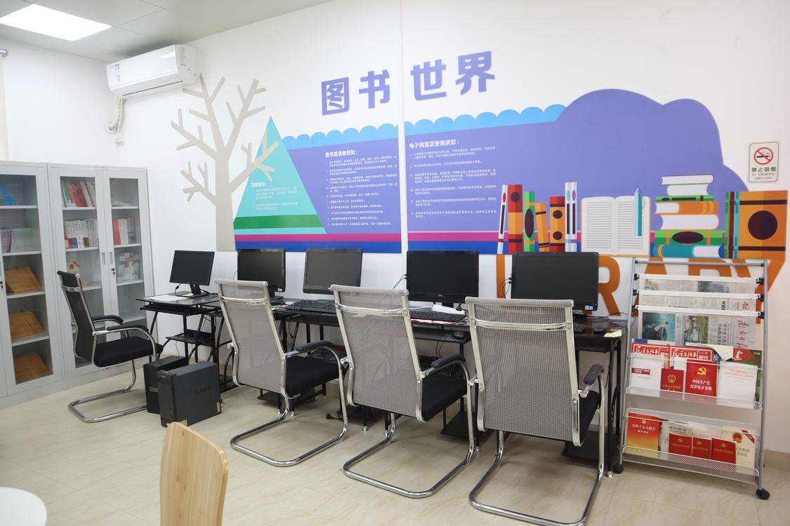 莘田村建设图书室和电子阅览室，为村民提供阅读空间。佛山日报记者邵巧玲摄.JPG