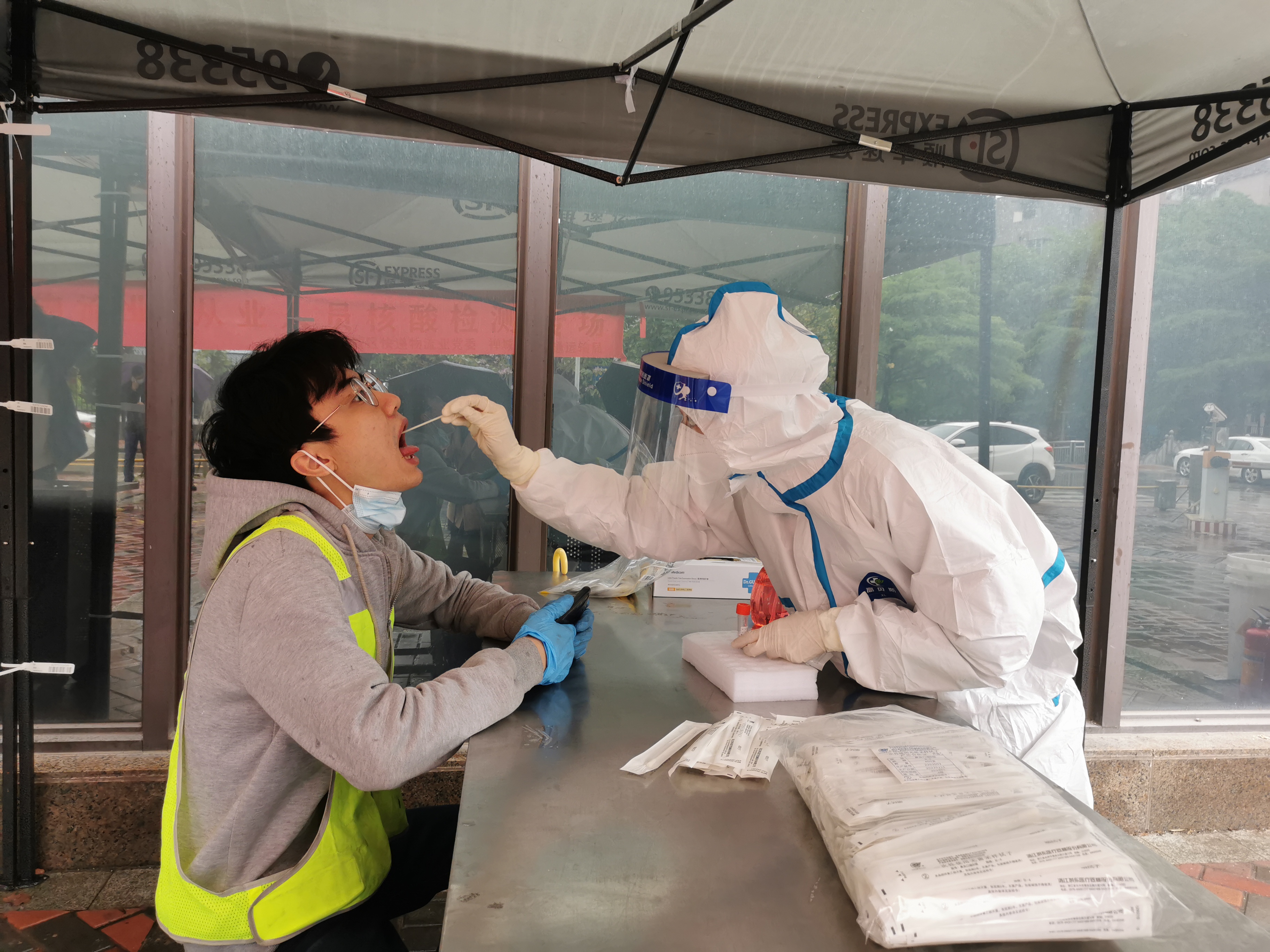 3月28日,在禅城区顺丰速运影荫路营业点,快递小哥正在做核酸检测。佛山日报记者罗艳梅摄