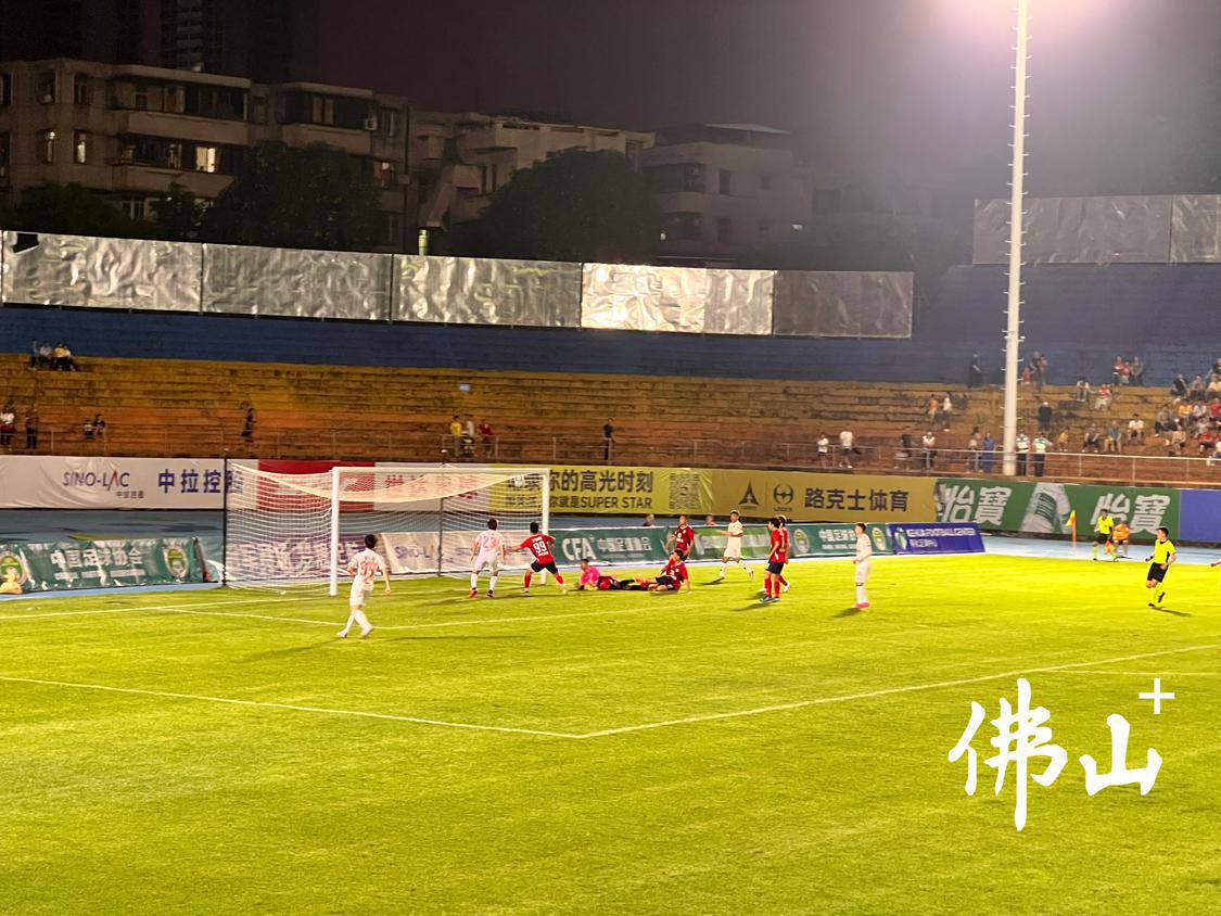 赛事约第八分钟,蜀地红队再下一城。佛山日报记者杨立韵摄.jpg