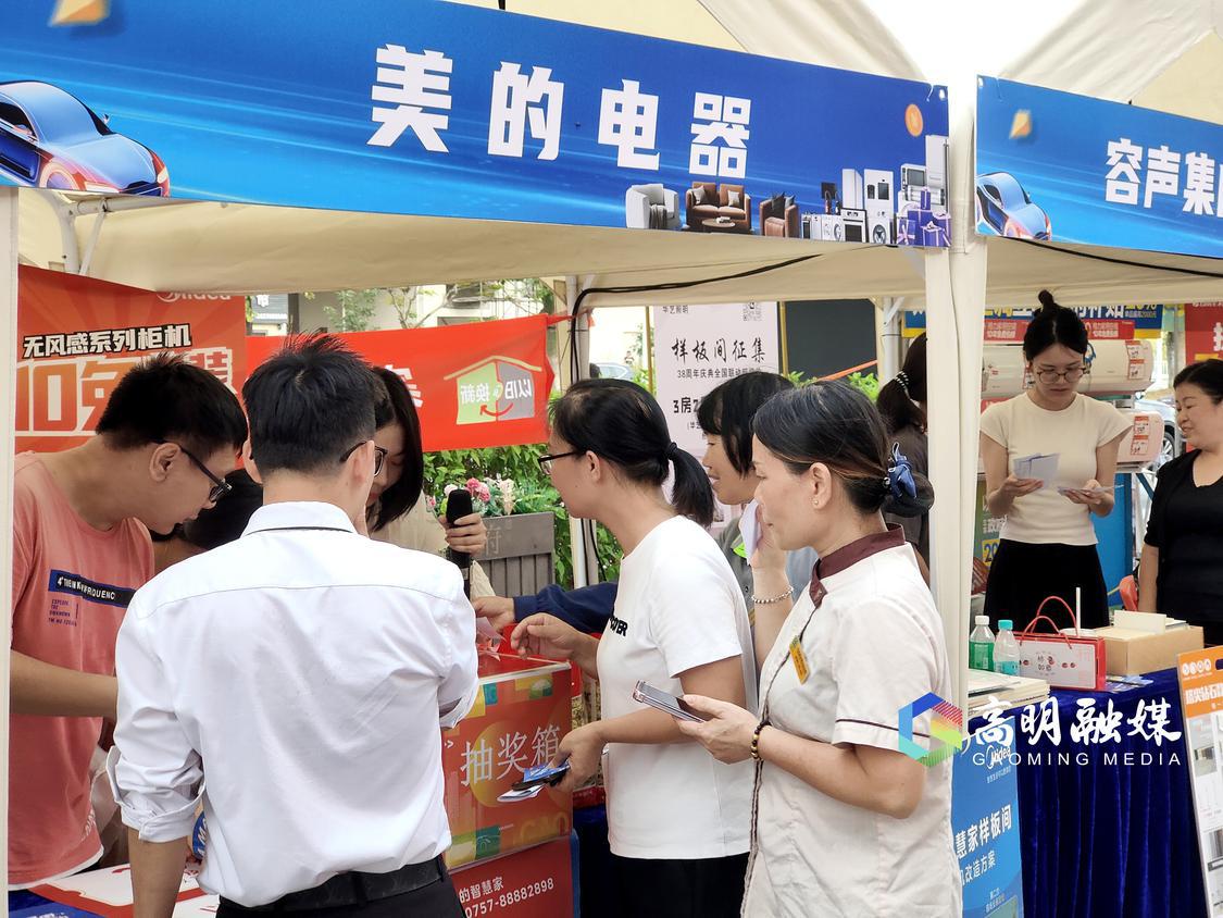 市民正在现场参与抽奖活动。杨广志摄.jpg