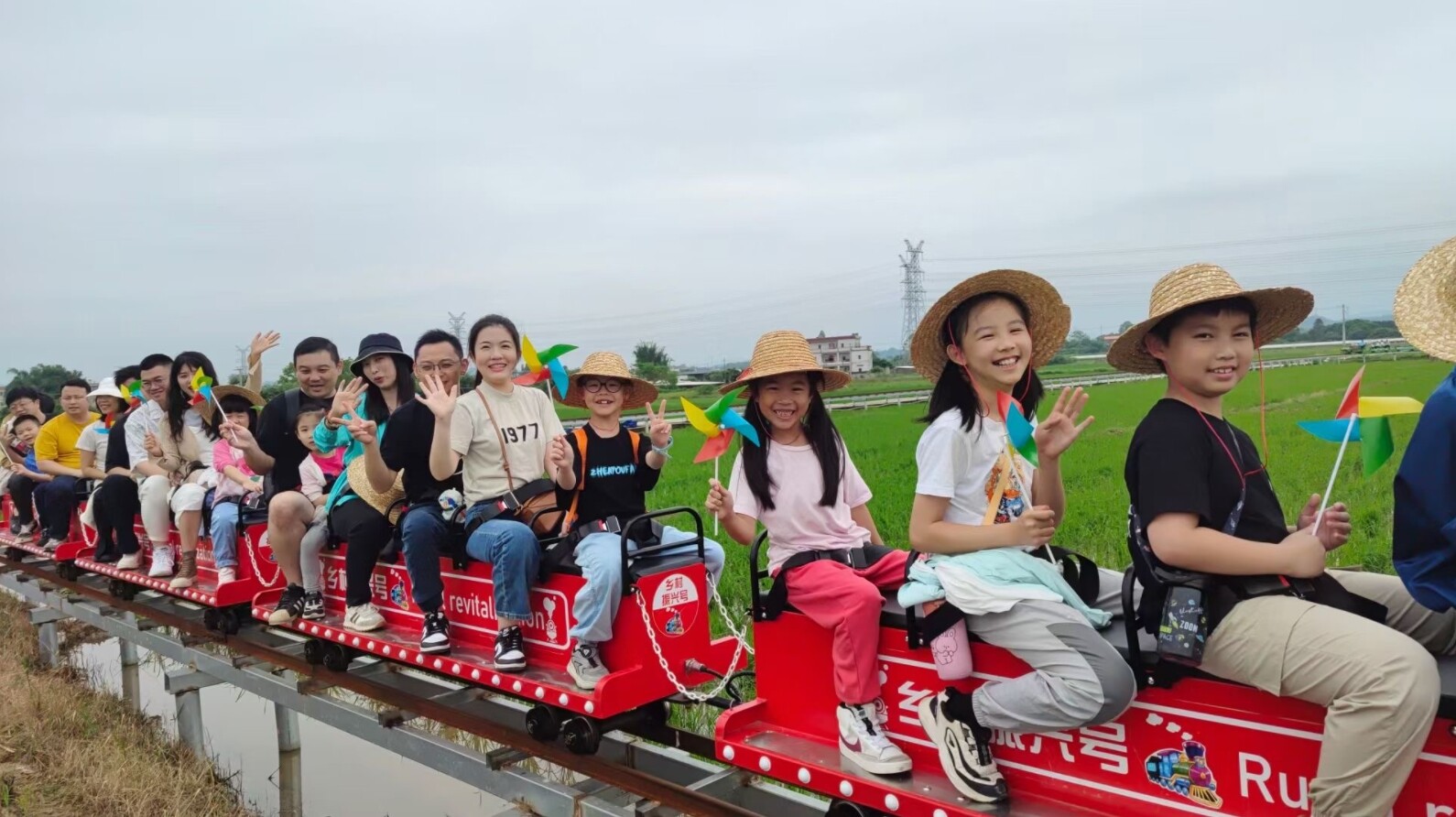 墨园村稻田小火车。 墨园村稻田小火车。