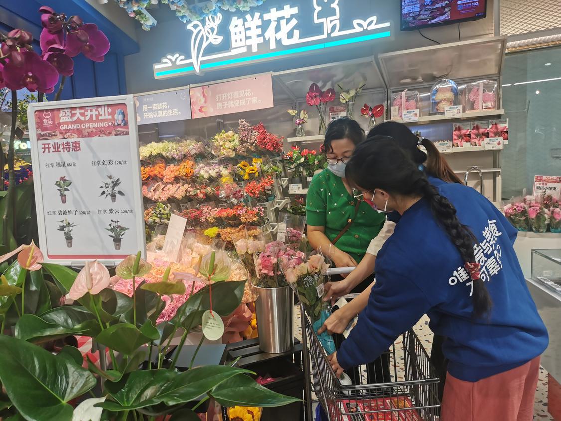 市民挑选鲜花.jpg
