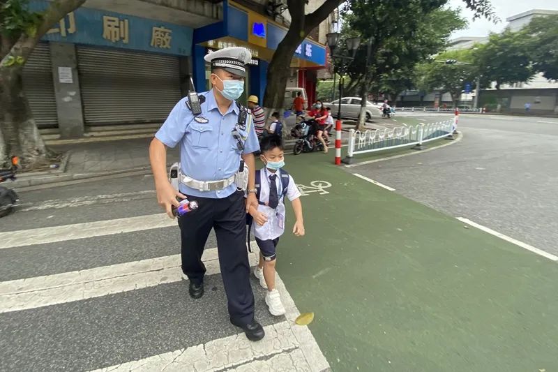 三水公安民警护航学生上学。通讯员供图.jpg