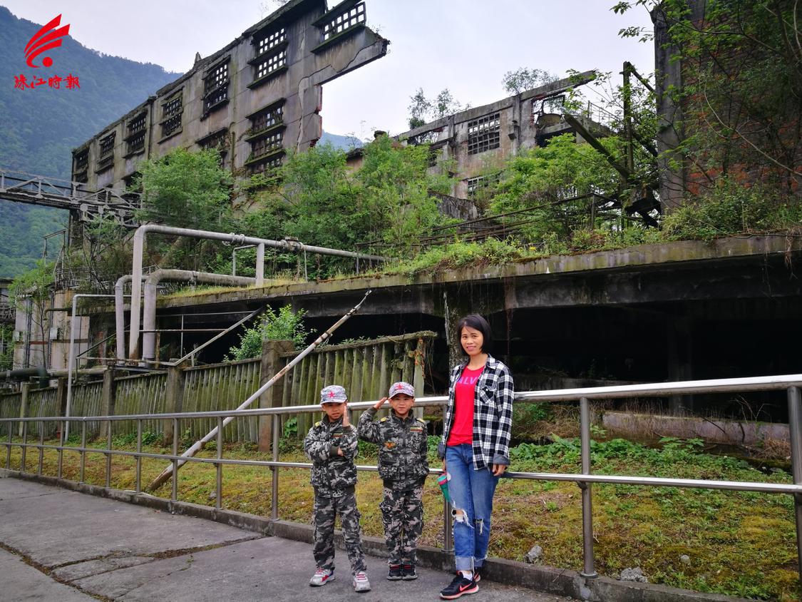 2020年4月,带孩子们到四川汶川大地震遗址参观,培养孩子敬畏之心。.png