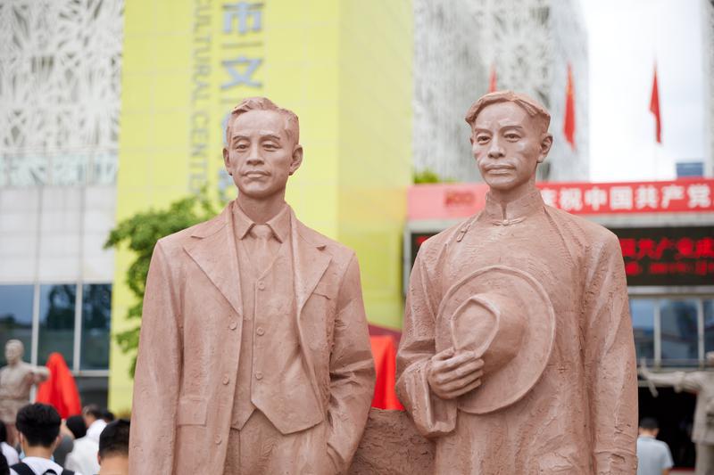 雕塑作品《统战太平山下——谭植棠、谭天度》。/佛山日报记者吕润致摄