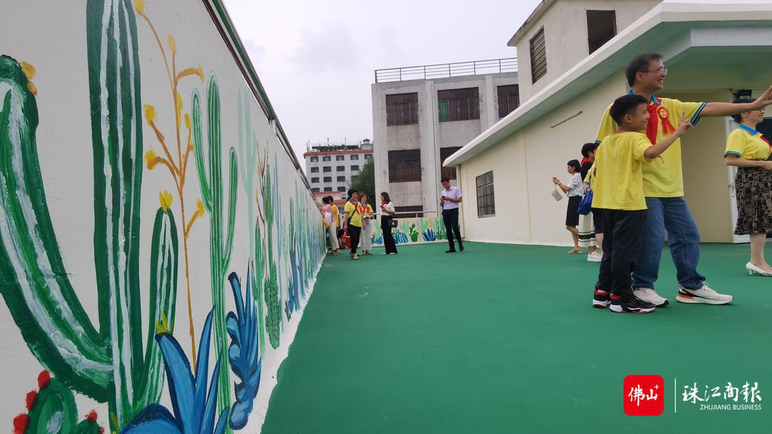 容桂泰安小学校友向母校献爱心