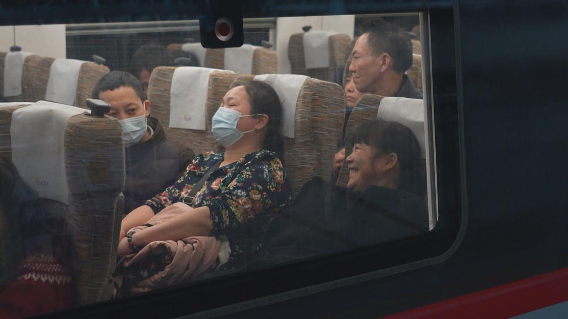 (630自采)春运特写:奔向团圆的“通宵高铁” 从“想见”到“相见”20250121_112827.jpg