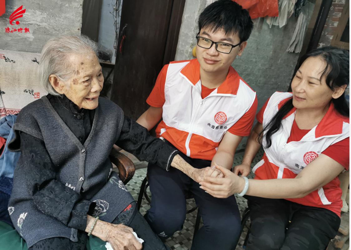张伊婷和儿子探望孤寡老人.png