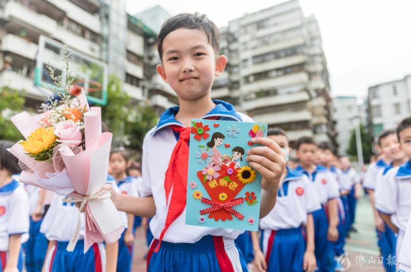 9月10日,在佛山市第九小学,孩子们带来了手工制作的贺卡赠送给老师,祝福老师教师节快乐。/佛山日报记者王伟楠摄
