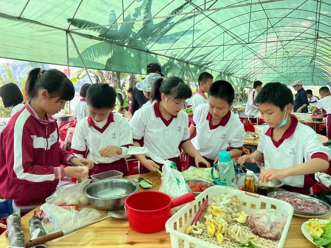 在研学活动中,学生们一起做菜。.jpg