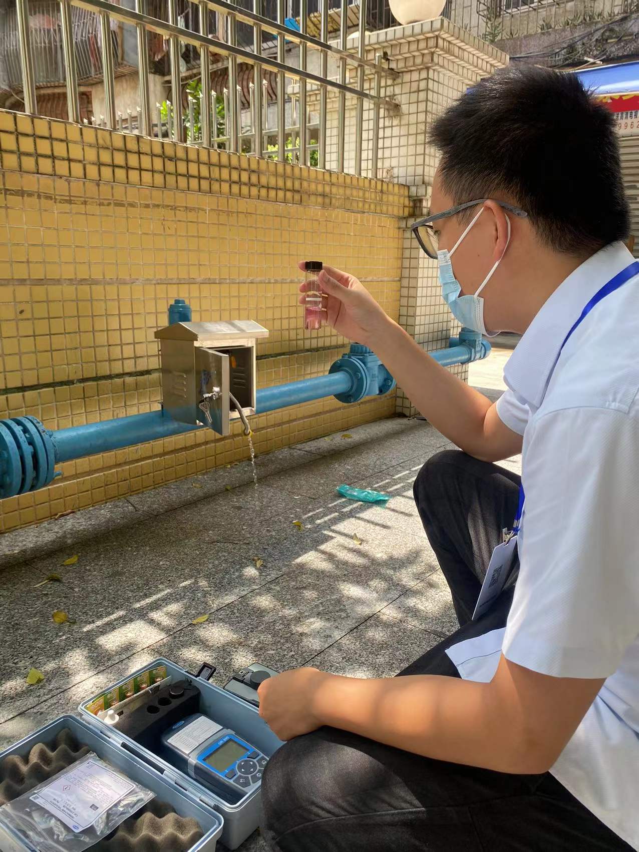 佛水环保的水质检测员穿街走巷进行水质采样检测，确保市民饮用水安全。受访单位供图.jpg