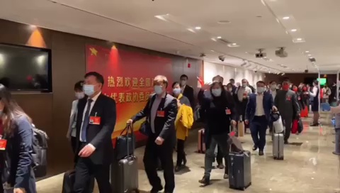 3月11日晚，佛山9名全国人大代表从北京返回到广州！来听听他们都有什么收获？回来后怎样宣传贯彻全国两会精神？视频/佛山日报记者邓活生、梁建荣制作