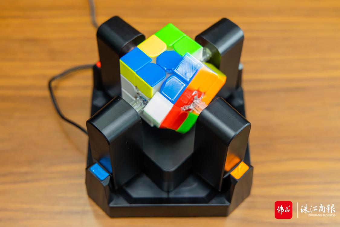 广州淦源智能科技有限公司生产的魔方机器人正在按照公式将魔方打乱。珠江商报记者林安迪摄.jpg