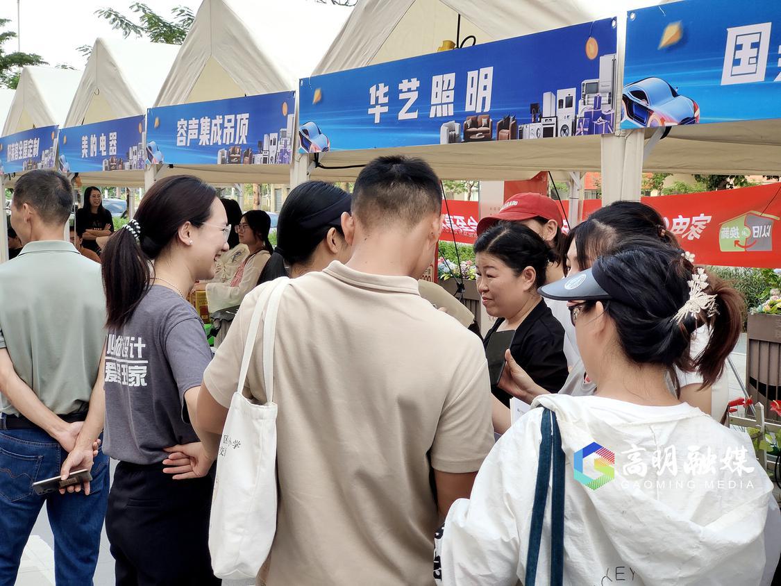 市民现场咨询家装产品。杨广志摄.jpg