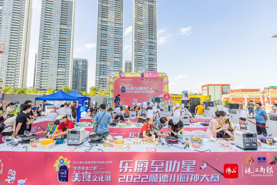 参赛选手在家长的协助下烹调菜品。珠江商报记者林安迪摄。.jpg