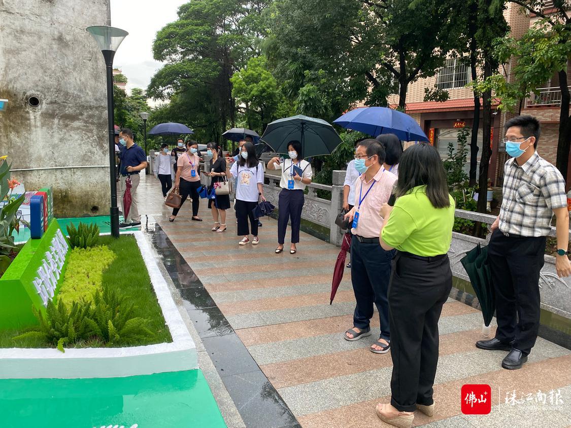 人大代表参观仕版村垃圾分类主题公园.jpg
