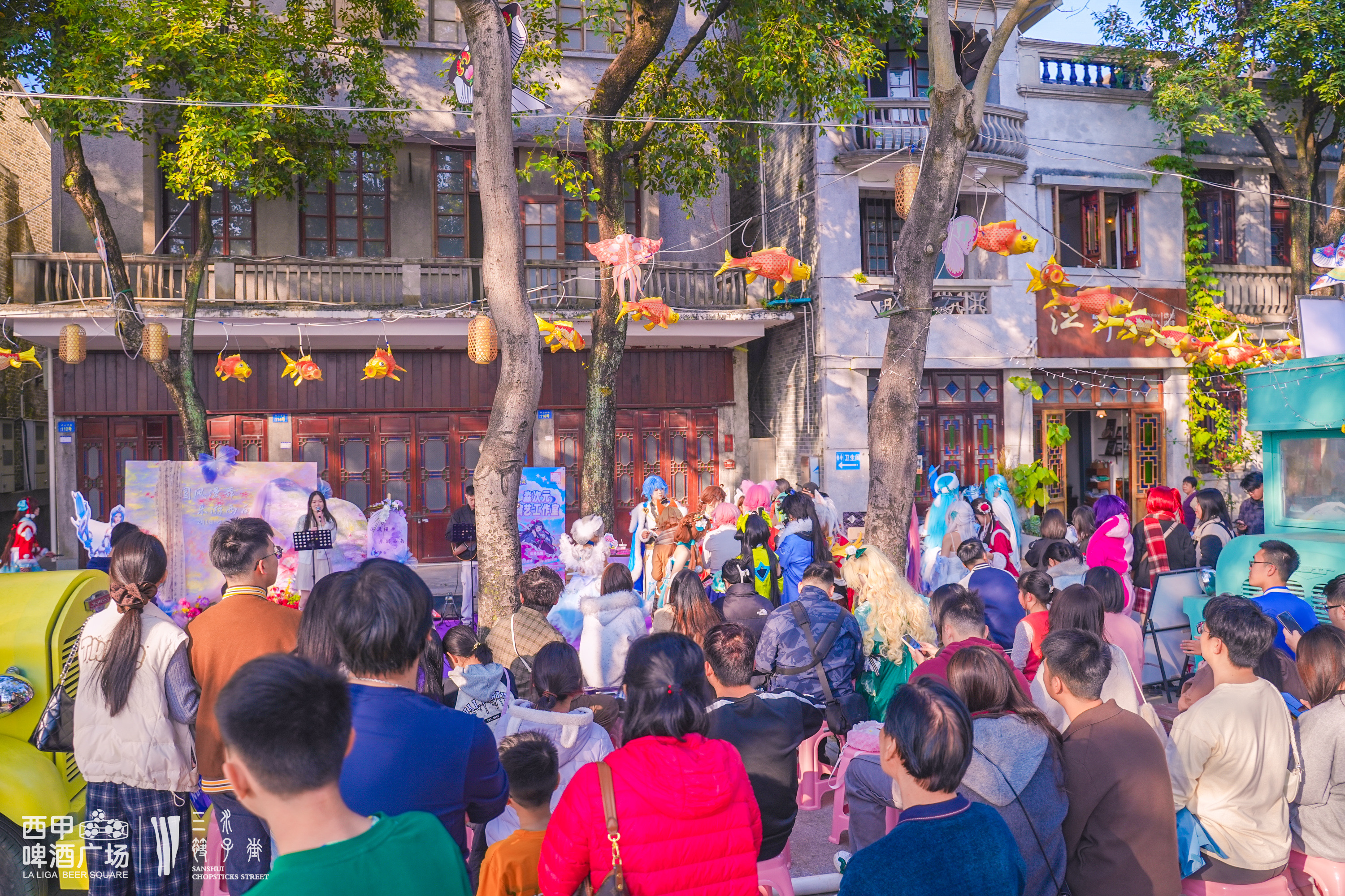 街头文化活动热闹场景