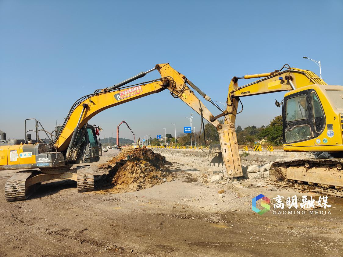 西安河桥西侧，多台大型钩机、破路机在进行破土作业.jpg