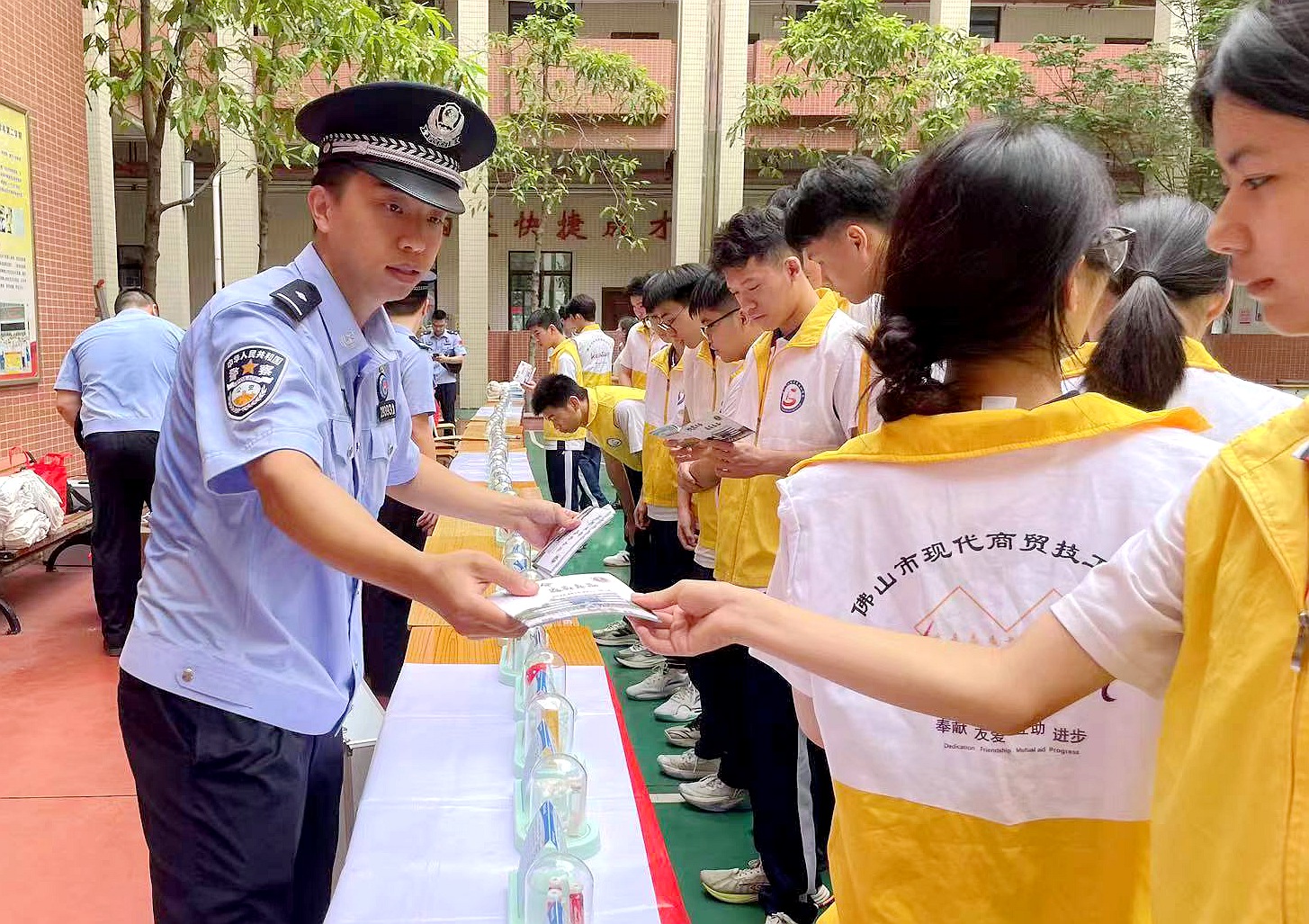 边检站民警和学生开展禁毒宣传互动.jpg