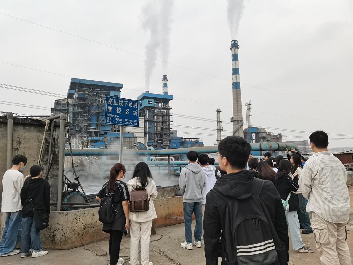 首届“节水中国行”主题宣传活动期间,我市高校学生参观环保企业工业污水处理过程。.jpg