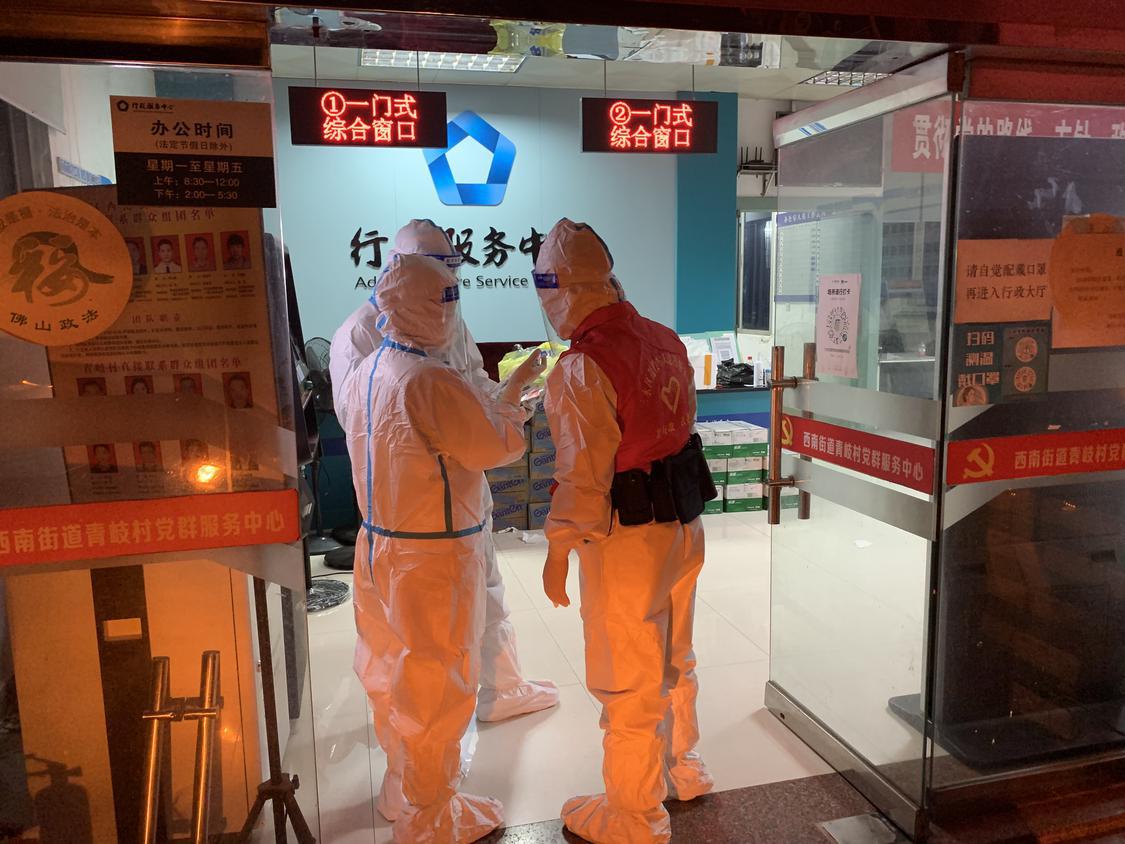 图为退役军人“爱心车队”成员深夜到达青岐接收需要转运的样本 通讯员供图.png