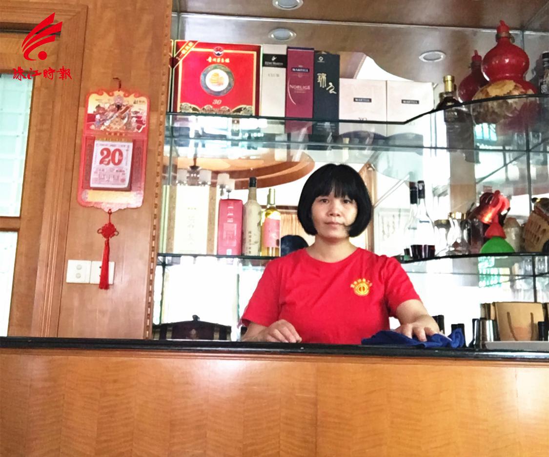 邓崇玲在雇主家开展家政服务_副本.jpg