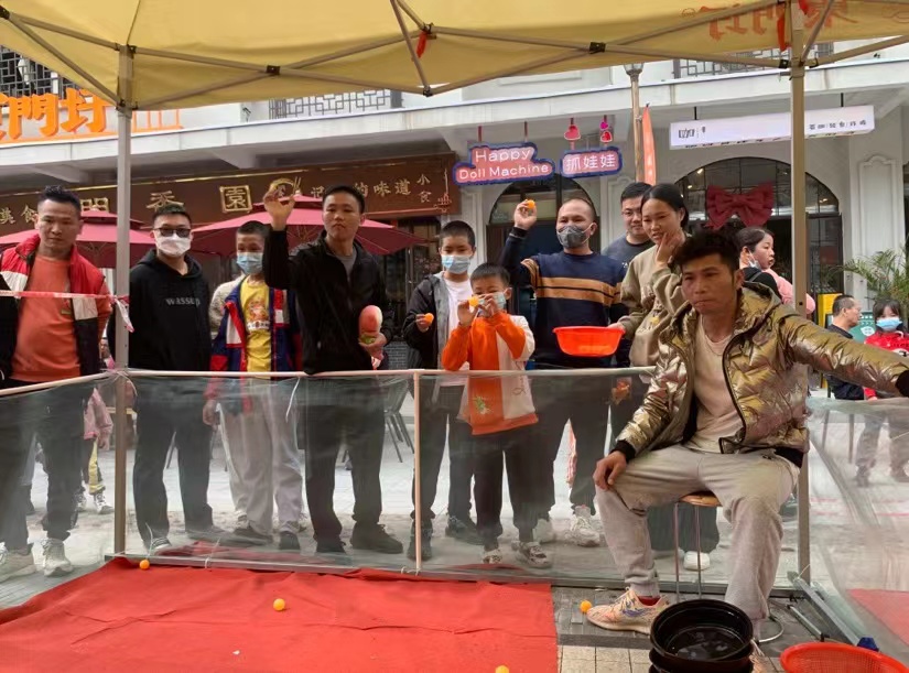市民在高明明城镇东门圩参加年会活动。佛山日报记者谢文骏摄.jpg