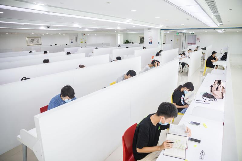7月17日上午，佛山市图书馆自习室，一大早就座无虚席，放假的学生、即将考研的考生，都在认真学习。/佛山日报记者王伟楠摄
