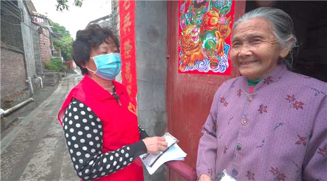莫才好关爱村内老人,挨家挨户走访独居老人,叮嘱她们防疫注意事项。1.png