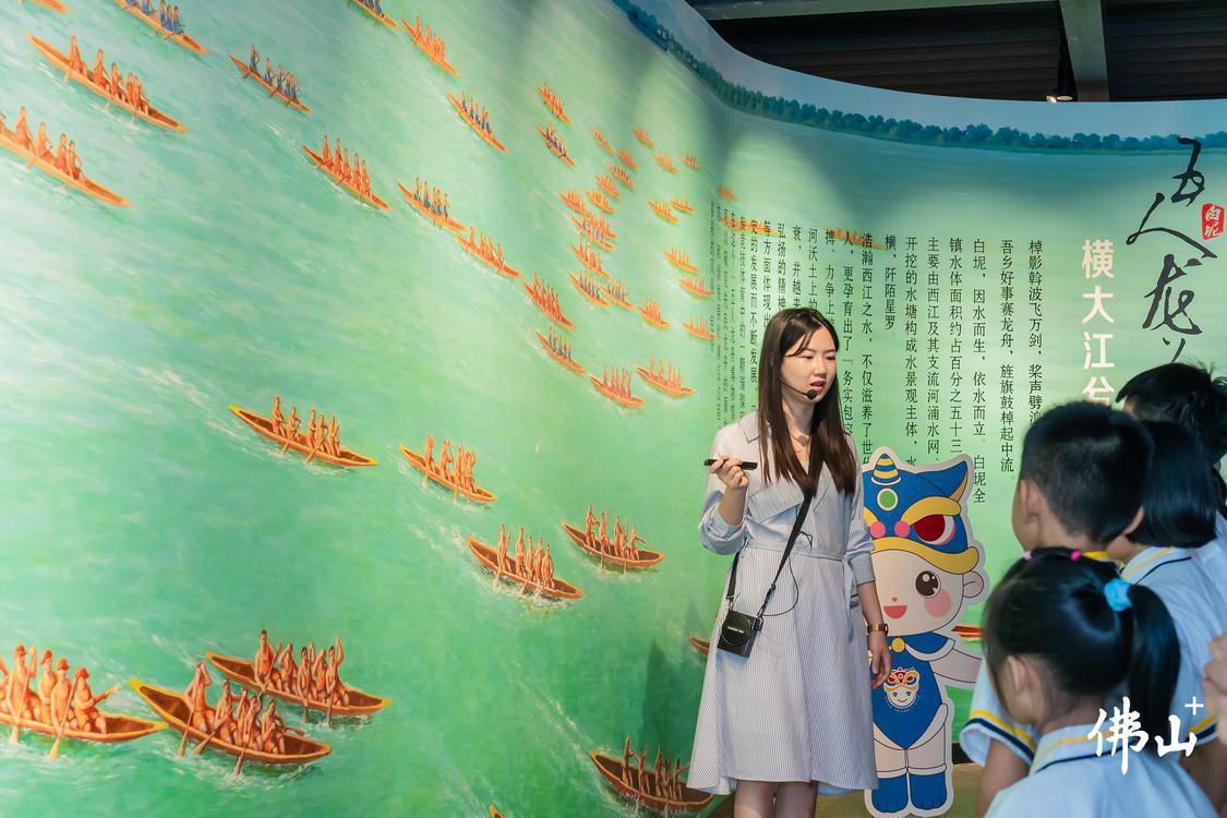 白坭五人龙舟博物馆内,老师正在向前来研学的小学生们介绍五人龙舟的起源、发展以及传承创新的脉络。佛山市新闻传媒中心记者王澍摄1.jpg