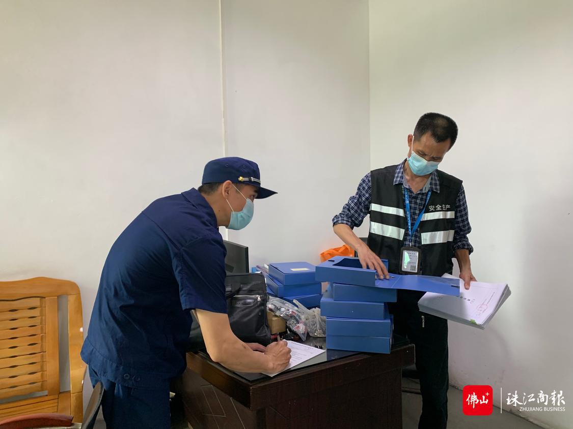 联合执法组查阅企业相关文件。.jpg