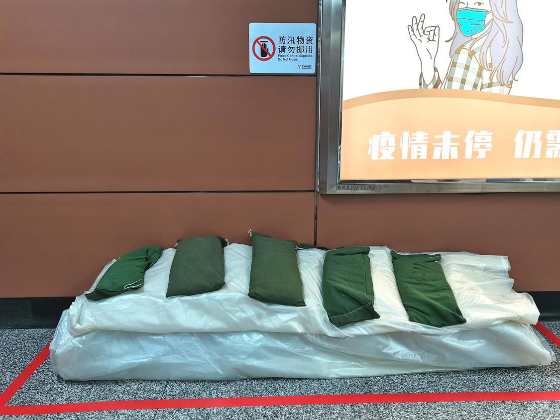 普君北路地铁站内提前准备的防汛物资。（佛山日报谈飞洋 摄）.jpg