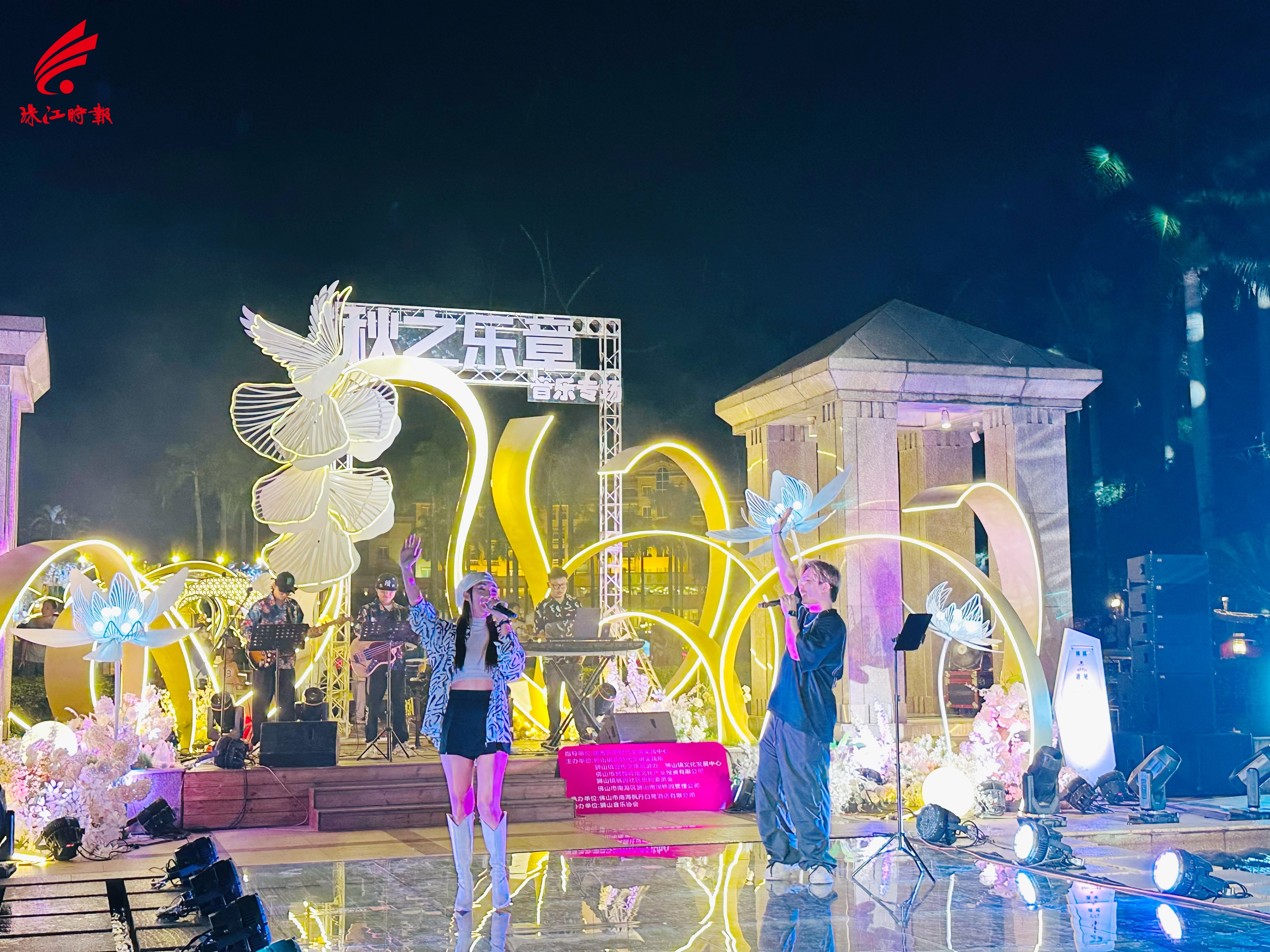 艺人们精彩演唱,现场气氛十分热闹。.jpg