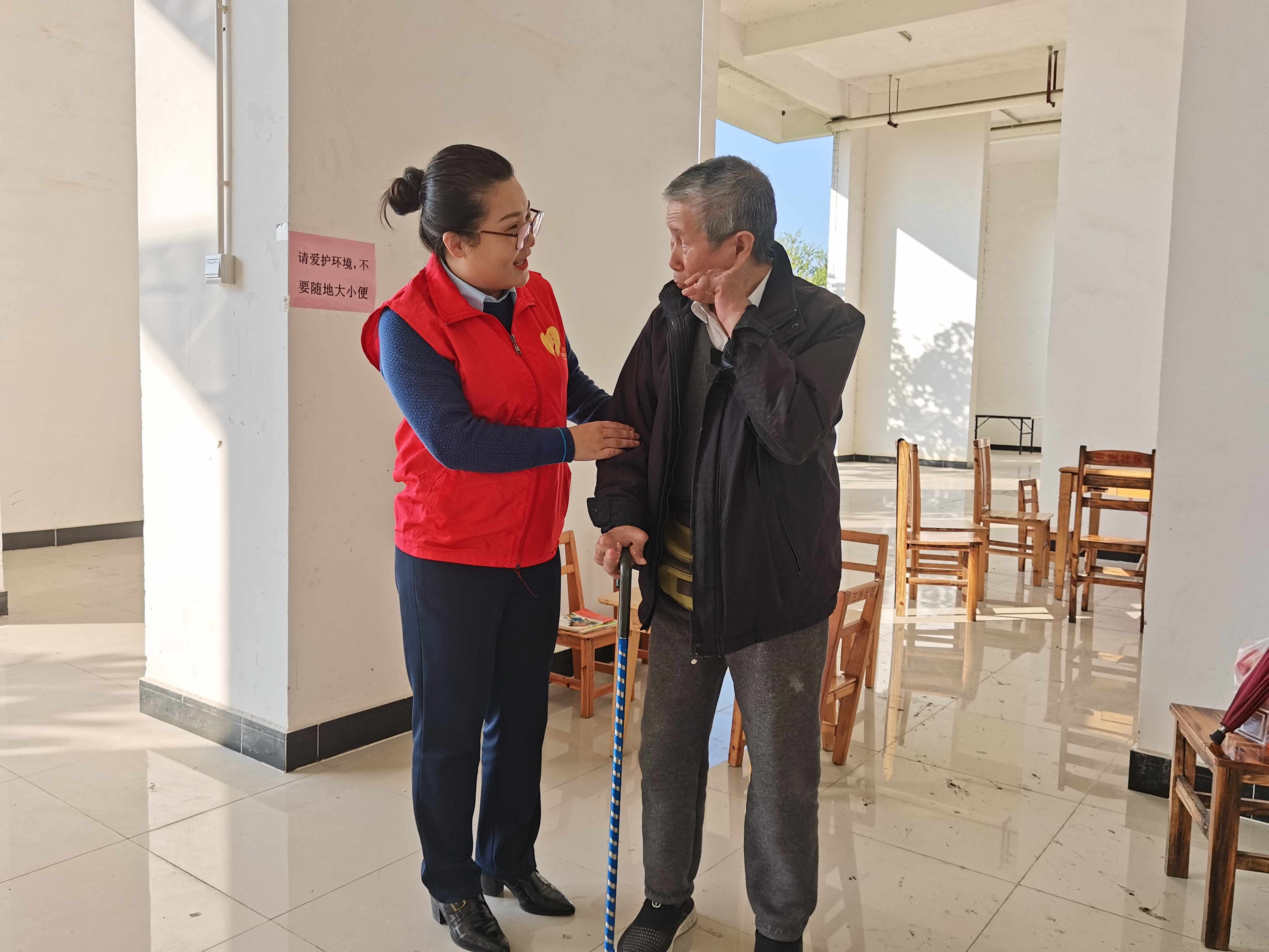 党员志愿服务队陪伴长者聊家常送温暖.jpg
