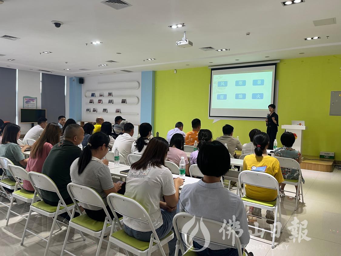 在高明区新时代文明实践大讲堂之中医养生课堂活动,邀请中医健康管理师,手把手教授市民夏季养生小妙招。佛山市新闻传媒中心记者陈嘉懿摄.jpg