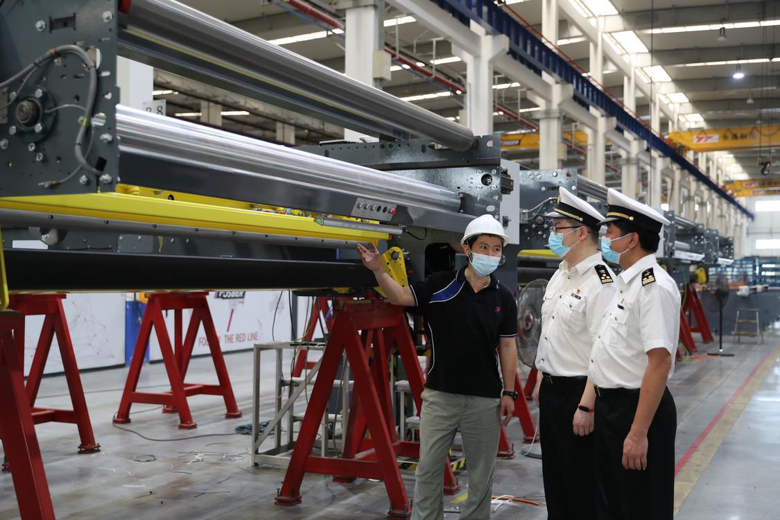 图为：广州海关所属佛山海关驻南海办事处关员深入企业了解生产经营情况.jpg
