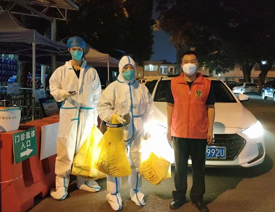 图为退役军人“爱心车队”成员深夜接送医护人员 通讯员供图.png