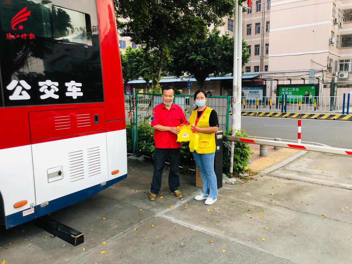 志愿者为公交车司机送清凉饮品.jpg