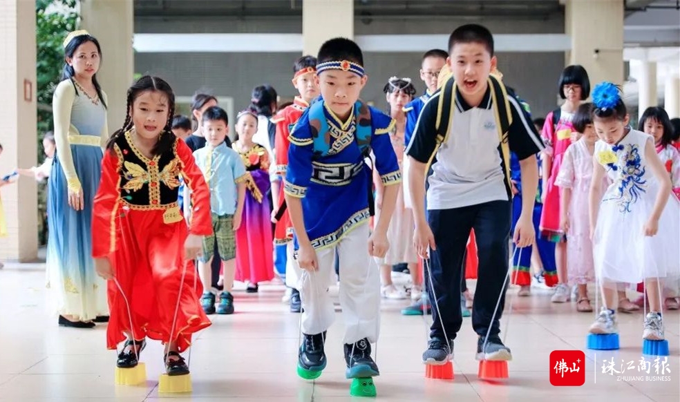 东平学子参与趣味游戏_副本.jpg