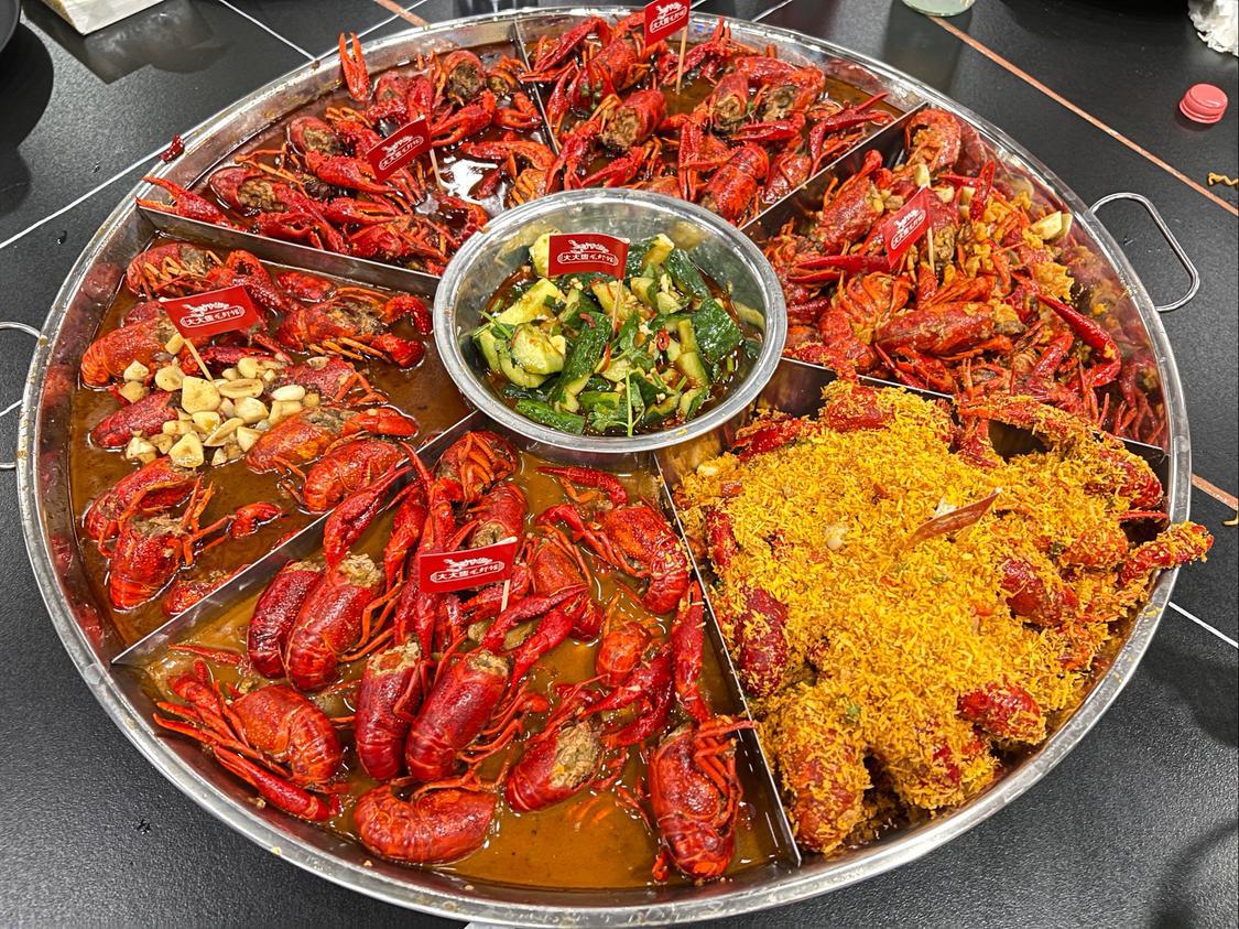 涵盖了咸蛋黄味,避风塘味等风味的小龙虾拼盘.佛山日报记者杨立韵摄.